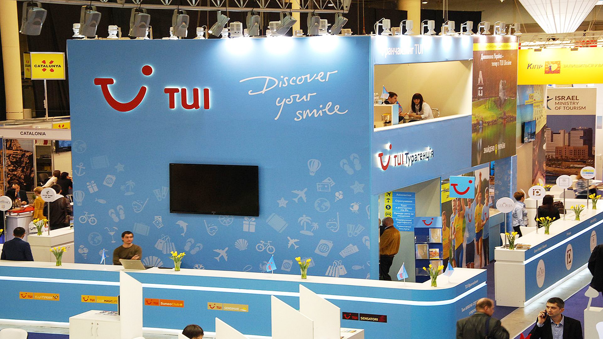tui exhibition stand with meeting room
